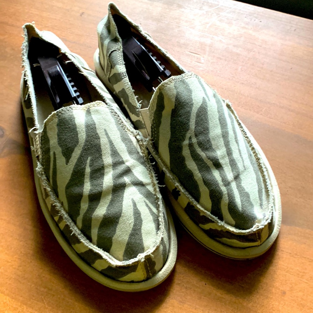 Sanuk. Size 8/39. Cute animal print shoes